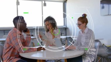 Masada dijital veri işleme animasyonu eşleşmesi ile çalışan çeşitli meslektaşlar. Takım çalışması, işbirliği, veri analizi, teknoloji, yenilik, ofis