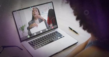 Sanal toplantıya katılan, belgeyi sunan kadının animasyonunu izleyen kişi. İş, teknoloji, çevrimiçi, sunum, iletişim, işbirliği