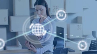 Dijital ağ animasyonlu dizüstü bilgisayar, ofiste çalışan bir iş kadını. Teknoloji, yenilik, bağlantı, profesyonel, girişimci, şirket