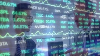 Finansal verileri, borsa eğilimlerini, ofis toplantılarındaki iş profesyonellerini tartışıyorlar. finans, kurumsal, analiz, strateji, takım çalışması, işbirliği