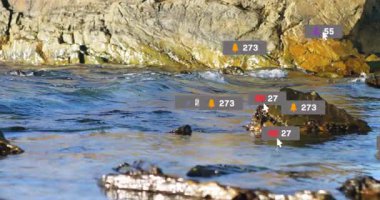 Kayalık kıyı şeridi üzerinde akan suyla ilgili sosyal medya bilgilendirmeleri. Dijital, kıyı şeridi, manzara, dere, teknoloji, modern