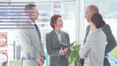 Küresel verileri, animasyon ve grafikleri üst üste koyan iş profesyonellerini tartışıyorlar. analitik, işbirliği, strateji, yenilik, takım çalışması, kurumsal