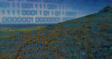 İkili kod animasyonu, manzaralı manzarayı tepeler ve tarlalarla örtüyor. Teknoloji, dijital, veri, kodlama, doğa, fütürist