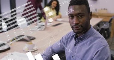 Veri tabloları ve grafiklerle yapılan iş toplantısı farklı takımları kapsıyor. İşbirliği, takım çalışması, analitik, strateji, yenilik, çeşitlilik
