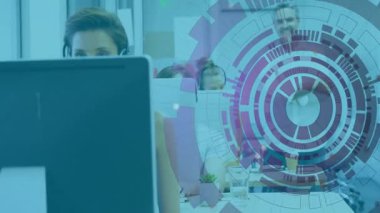 Bilgisayarlarda çalışan insanlar dijital veri işleme animasyonlarını üst üste koyuyorlar. Teknoloji, iş dünyası, takım çalışması, kodlama, ağ, yenilik