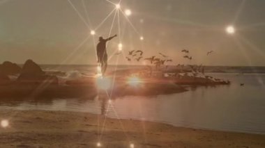 Kayaların üzerinde uçan kuşlar ve ışıldayan ağ animasyonlarıyla örtülü bir adam. Teknoloji, bağlantı, dijital, fütüristik, kaplama, yenilik