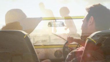 Arabada, kumsalda yürüyen bir çiftin animasyon örtüsüyle gülümseyen bir çift. Romantizm, seyahat, macera, ilişki, yolculuk, tatil