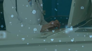 Klavyede yazıyor, doktor sosyal medya ikonlarının yüzen animasyonlarıyla çevrili. Teknoloji, sağlık, iletişim, yenilik, dijital, bağlantı