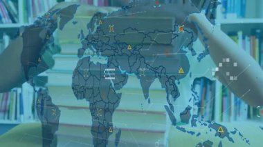 Dünya haritası üzerinde kitapları olan gülümseyen çocuk ve veri canlandırma animasyonu. Eğitim, gelecek, teknoloji, yenilik, keşif, bilgi
