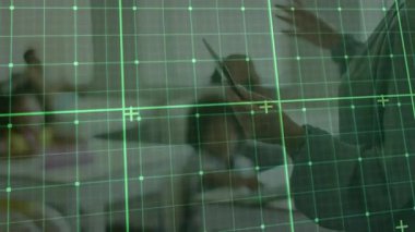 Yeşil şebeke bulanık arkaplanda tablet kullanan kişi üzerindeki canlandırmayı kaplar. Teknoloji, dijital, fütüristik, yenilik, modern, ekran