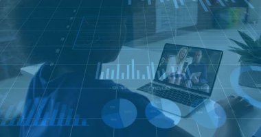 Bilgisayarda insanları görüntüleyen finansal veri tablolarının animasyonu. Finans, teknoloji, iletişim, analiz, dijital, toplantı