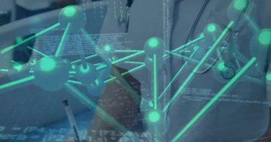 Hastanedeki veriler inceleniyor, yeşil moleküler yapı animasyonu olan tıp uzmanları. Sağlık, analiz, biyoteknoloji, yenilik, bilim, araştırma