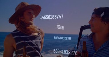 Çizgili tişörtlü genç adam yüzen numaralarla plajın tadını çıkarıyor. Yaz, tatil, rahatlama, okyanus, animasyon, dijital