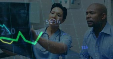 Finansal grafik örtüşmesi olan verileri tartışmak, hastane ortamında tıbbi uzmanlar. Sağlık, takım çalışması, işbirliği, analiz, finans, teknoloji