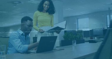 Modern ofiste işbirliği yapan iş arkadaşları finansal veri animasyonunu işliyor. Takım çalışması, işbirliği, finans, analiz, ağ oluşturma