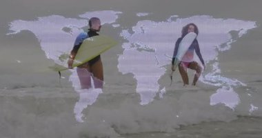 Arka planda dünya haritası animasyonuyla okyanus dalgalarında sörf yapmak. macera, seyahat, küresel, keşif, dijital, doğa