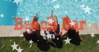 Havuzda dinlenen, Beach Bar Open animasyonlu kadınlar ve yıldızlar. Tatil, tatil, tatil, tatil, tropikal, yaz tatili, dinlenme