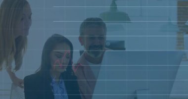 Finansal grafikleri analiz etmek, ofisteki bilgisayarları animasyonla kullanan iş adamları. Finans, analitik, şirket, teknoloji, takım çalışması, strateji