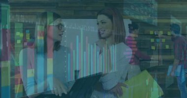 Modern ofiste, iş kadınları dijital finansal grafikleri animasyonla tartışıyor. takım çalışması, teknoloji, finans, toplantı, sunum, kurumsal