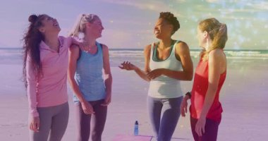 Güneşli sahilde, aktif giyimli kadınlar birlikte animasyon sohbeti yapıyorlar. Fitness, aktif yaşam tarzı, sağlık, arkadaşlık, yaz, iletişim