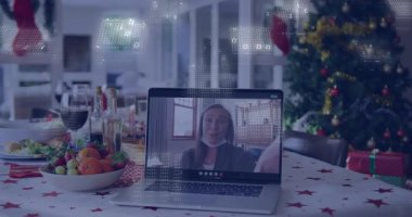 Dijital veri animasyonu ekranı kaplayan festival masasında dizüstü bilgisayar. Teknoloji, kutlama, tatil, analitik, sanal, noel