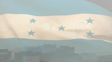 Şehrin üzerinde Honduras bayrağı sallıyor binalar ve sisli gökyüzü animasyonuyla. Vatanseverlik, ufuk çizgisi, mimarlık, ulusal gurur, vatanseverlik, atmosfer