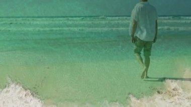 Sahilde yürüyen, okyanus dalgaları olan bir adam animasyon etkisi altında. Deniz manzarası, sükunet, tatil, doğa, rahatlama, kıyı