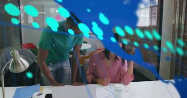 Ofis masasında dijital veri animasyonu ile işbirliği yapan iş ekibi. İşbirliği, takım çalışması, teknoloji, yenilik, strateji, analiz