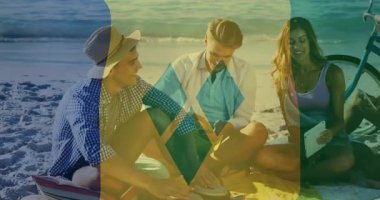 Davul çalmak, tablet kullanmak, sahilde bisikletli arkadaşlar. Müzik, davul, arkadaşlık, eğlence, teknoloji, bisiklet