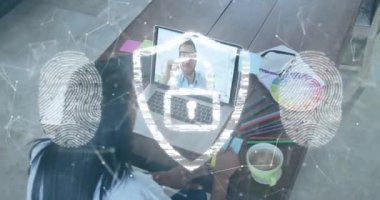 Bilgisayarı dijital güvenlik animasyonu ile görüntülü konuşma için kullanan kişi. Teknoloji, siber güvenlik, çevrimiçi, koruma, bağlantı, iletişim