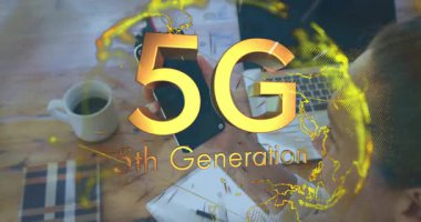 5G teknolojili metin animasyonu kahve masasında çalışan biri için. yenilik, bağlantı, iletişim, kablosuz, dijital, telekomünikasyon