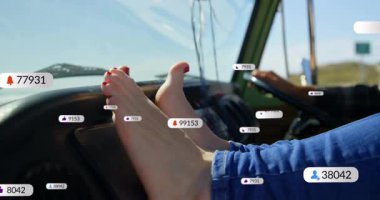 Seyahat sahnesinde sosyal medya tebligatlarıyla ayaklar ön panelde. seyahat, macera, teknoloji, yolculuk, manzara, dijital