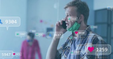 Telefonda konuşan, sosyal medya bilgilendirme ikonlarının animasyonlarıyla çevrili bir adam. İletişim, sosyal ağ, bağlantı, teknoloji, dijital, akıllı telefon