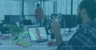 Finansal veri örtüşmesi ile video konferansı, ofis ortamında bir iş adamı. Teknoloji, finans, toplantı, sanal, kurumsal, iletişim