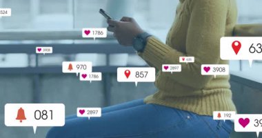 Sosyal medya bildirisinde bulunan telefonu kullanarak, sarı kazak giyen birini. Teknoloji, bağlantı, iletişim, akıllı telefon, sosyal ağ, aygıt
