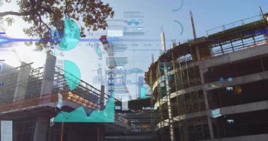 Bina ve vinçleri kaplayan veri analizi animasyonları olan bir inşaat alanı. teknoloji, dijital, yenilik, mimari, mühendislik, altyapı