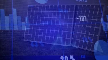 Güneş panellerini kaplayan veri görselleştirmesi animasyondaki sayı ve grafikleri gösteriyor. Yenilenebilir enerji, teknoloji, yenilik, verimlilik, analitik