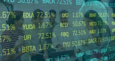 Okulda, finansal veriler ve hisse senedi animasyonlarıyla işbirliği yapan çeşitli iş adamları var. Takım çalışması, işbirliği, finans, çeşitlilik, strateji, kurumsal