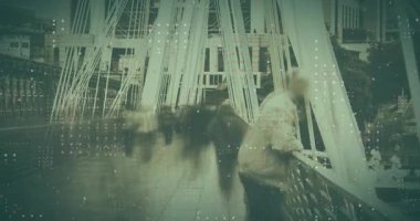 Köprüde yürüyen, dijital veri animasyonu olan insanlar şehir sahnesinde üst üste biniyor. Teknoloji, kentsel, bağlantı, iletişim, yenilik, iş