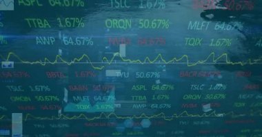 Borsa verileri ve grafik animasyonları su yüzeyi arka planında. Finans, yatırım, analitik, ekonomi, ticaret, dijital