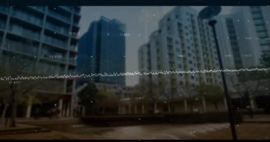 Gece kentsel ufuk çizgisinde sayısal bilgileri gösteren veri görselleştirmesi. Teknoloji, fütüristik, analitik, yenilik, aydınlatma, dijital