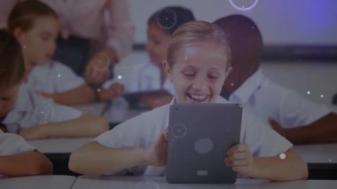 Sınıfta dijital ağ animasyonu içeren tabletler kullanan çocuklar. Teknoloji, eğitim, e-öğrenme, bağlantı, yenilik, etkileşimli