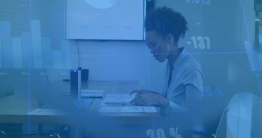 Finansal veriler ve grafiklerle masasında çalışan bir iş kadını. finans, analitik, teknoloji, analiz, şirket, ekonomi
