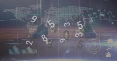 Dijital sayıların ve grafiklerin animasyonu dünya haritasını egzersiz yapan kişilerle örtüyor. Fitness, technology, data, analytics, global, workout