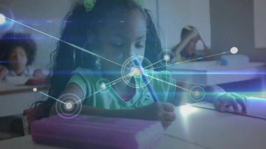Dijital ağ bağlantıları ile sınıfta öğrenen çocuklar animasyonu örtüyor. Teknoloji, eğitim, yenilik, bağlantı