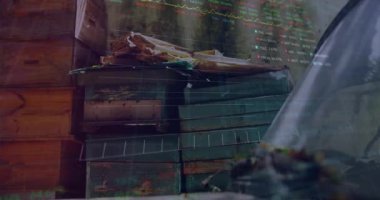 Masada çalışan kişinin mali grafikleri ve veri işleme animasyonu. Finans, analitik, iş, teknoloji, analiz, rapor