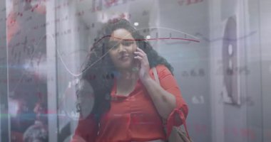 Telefonda konuşan, finansal veri tabloları animasyon oluşturan bir iş kadını. communication, finanse, analysis, technology, corporate, analytics