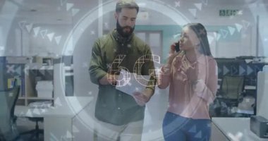 6G teknoloji animasyonu, modern büroda dokümanları tartışan meslektaşlar üzerine. communication, innovation, business meeting, teamwork, collaboration, connectivity