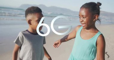 Sahilde gülümseyen çocuklar 6G animasyon metinleriyle güneşli günün tadını çıkarıyorlar. Teknoloji, yaz, açık hava, iletişim, eğlence