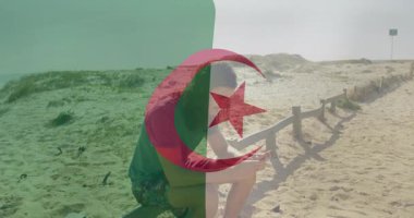 Cezayir bayrağı animasyonu insanları güneşli sahilde kum tepecikleriyle kaplıyor. Seyahat, turizm, açık hava, kültür, tatil, dinlenme